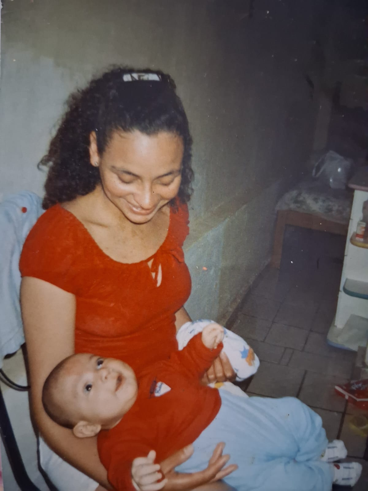 Mãe segurando seu bebê recém-nascido