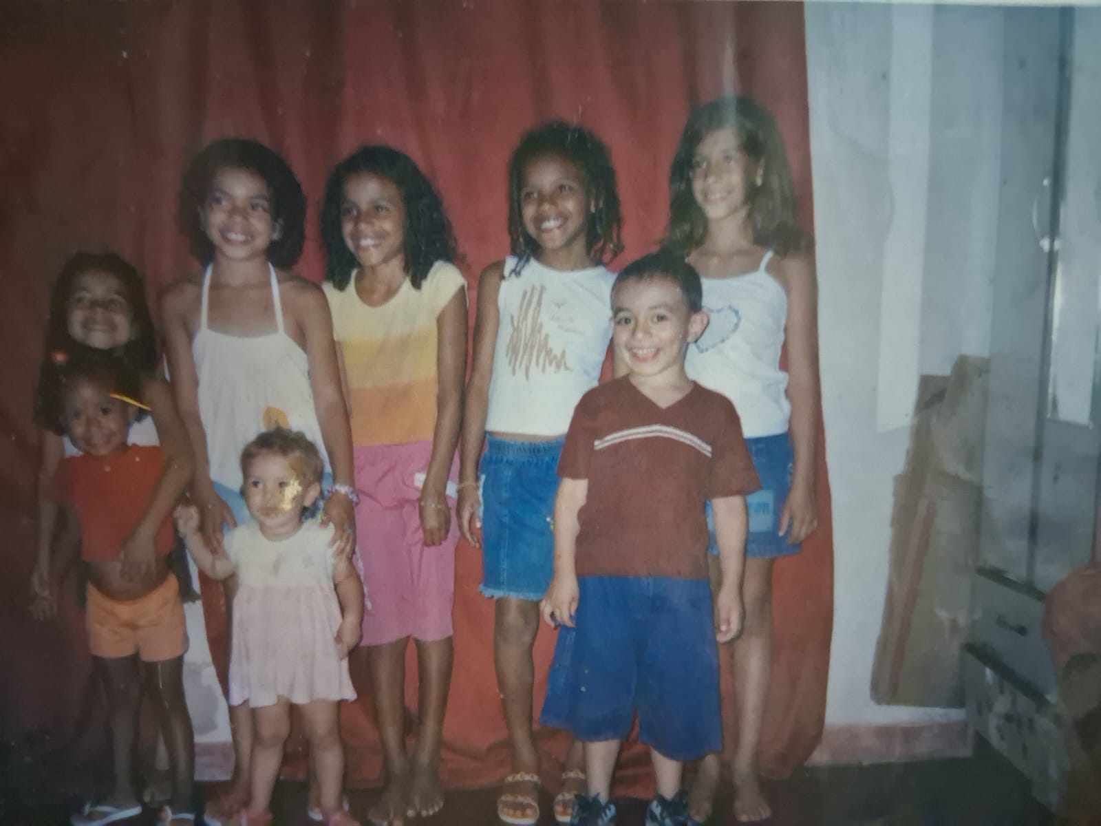 Yan com suas primas na infância