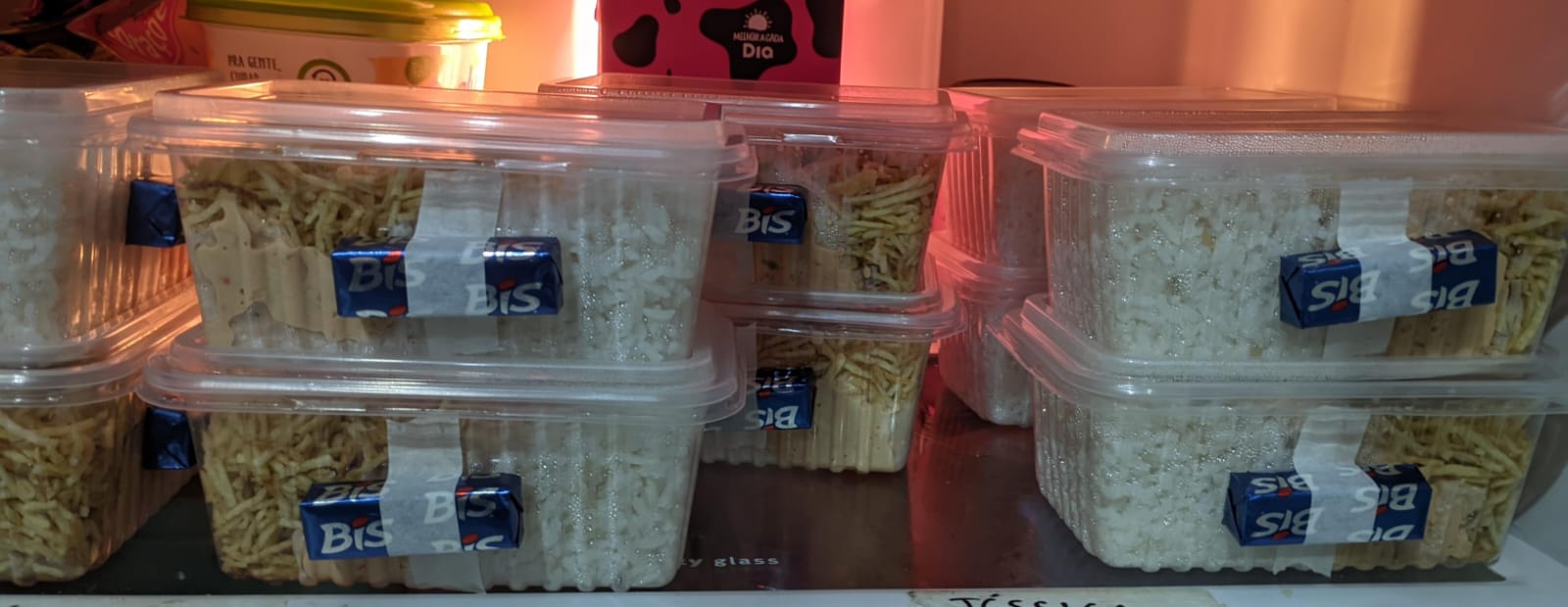 Marmitas sendo preparadas em uma cozinha para venda na faculdade.